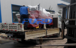 福瑞得機(jī)械座駕壓路機(jī)，路面開槽機(jī)成功裝車及時(shí)發(fā)貨