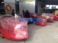 福瑞得機(jī)械座駕壓路機(jī)、大容量灌縫機(jī)，小型灌縫機(jī)包裝完畢準(zhǔn)備發(fā)貨