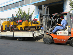 福瑞得機(jī)械4臺(tái)小型壓路機(jī)裝車發(fā)往河南。